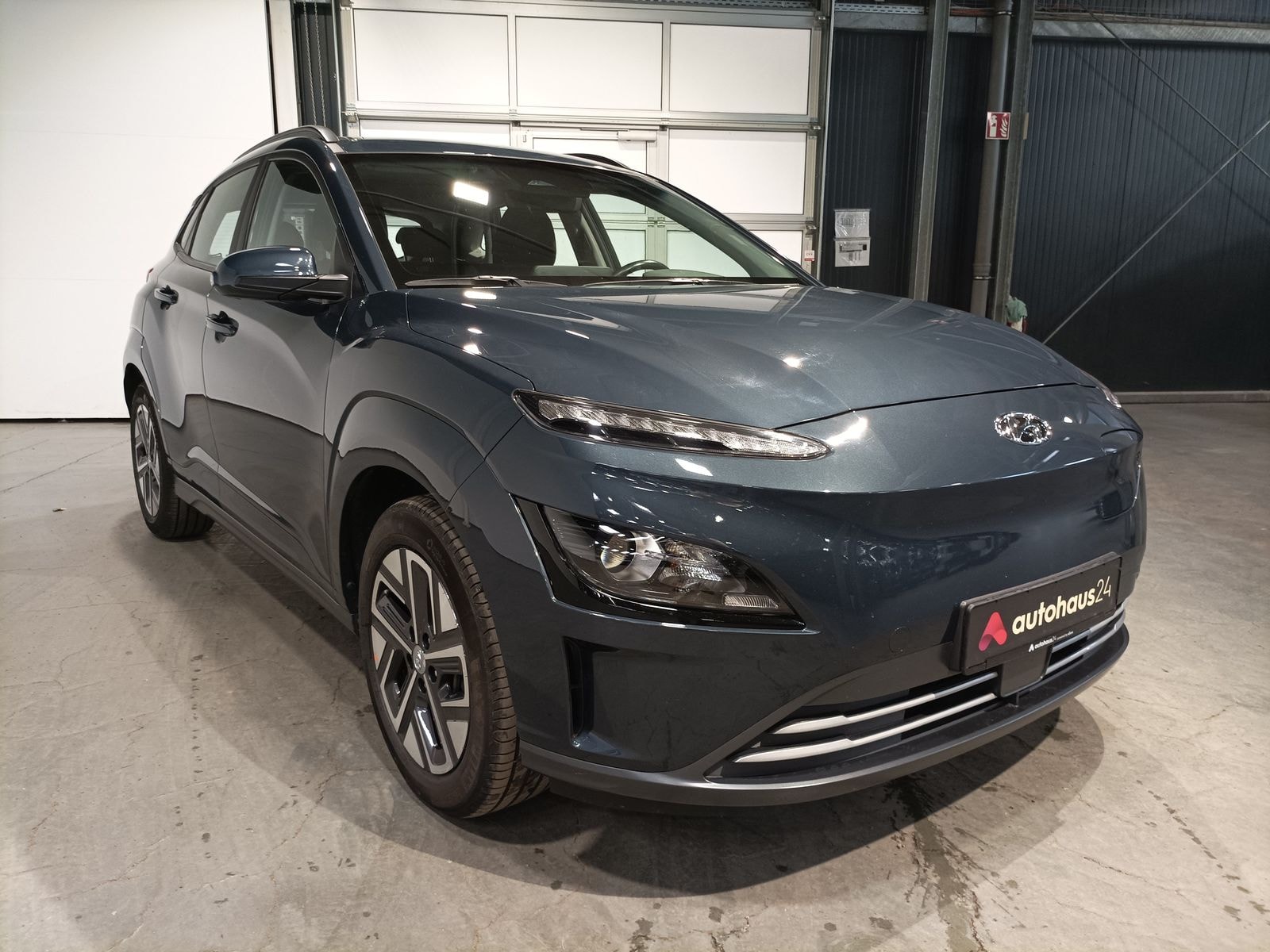 Hyundai Kona SUV / Crossover / Geländewagen HYUNDAI Kona ELEKTRO 100kW Sports Utility Vehicle #1