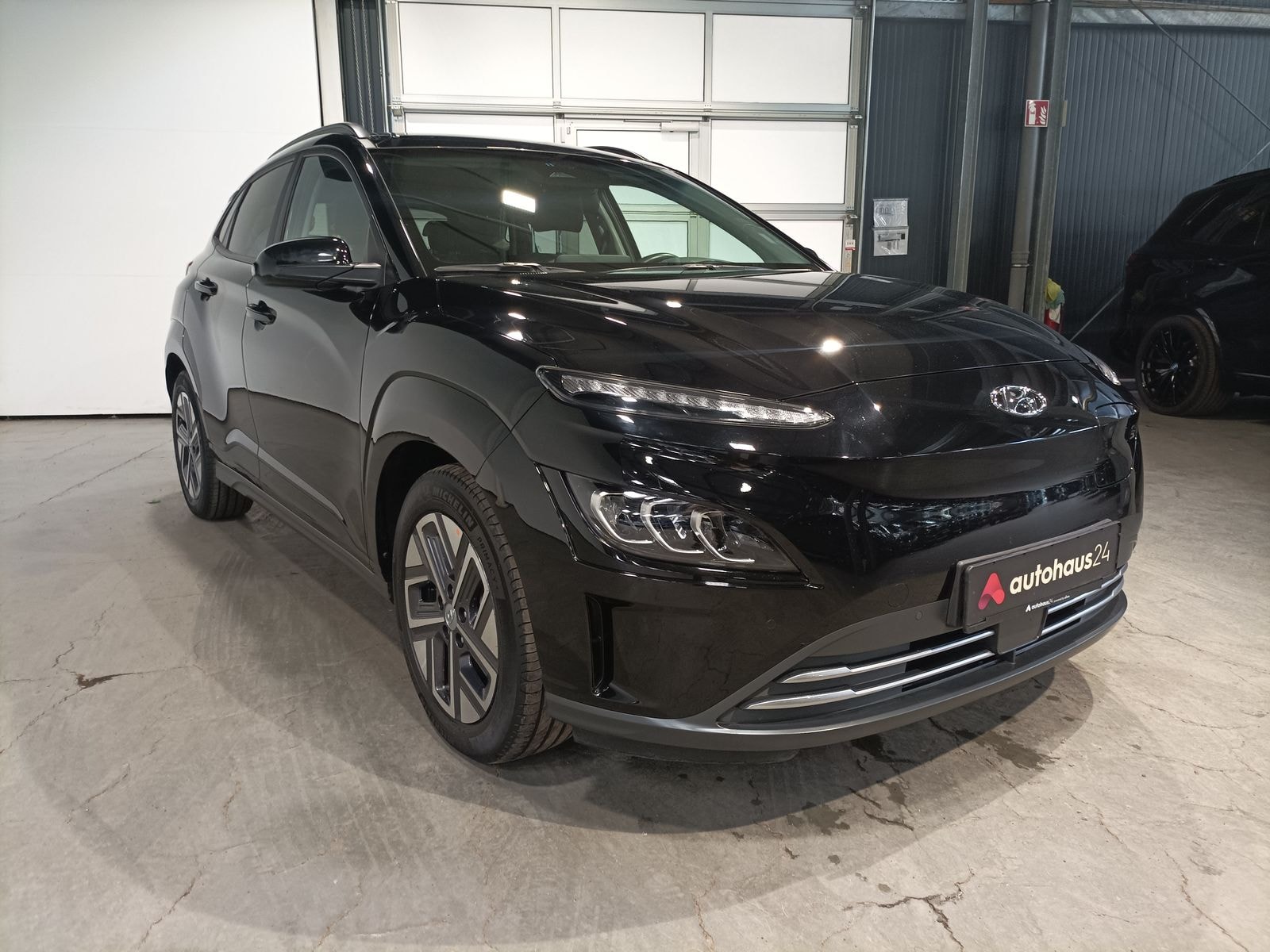 Hyundai Kona SUV / Crossover / Geländewagen HYUNDAI Kona ELEKTRO 150kW Sports Utility Vehicle #1