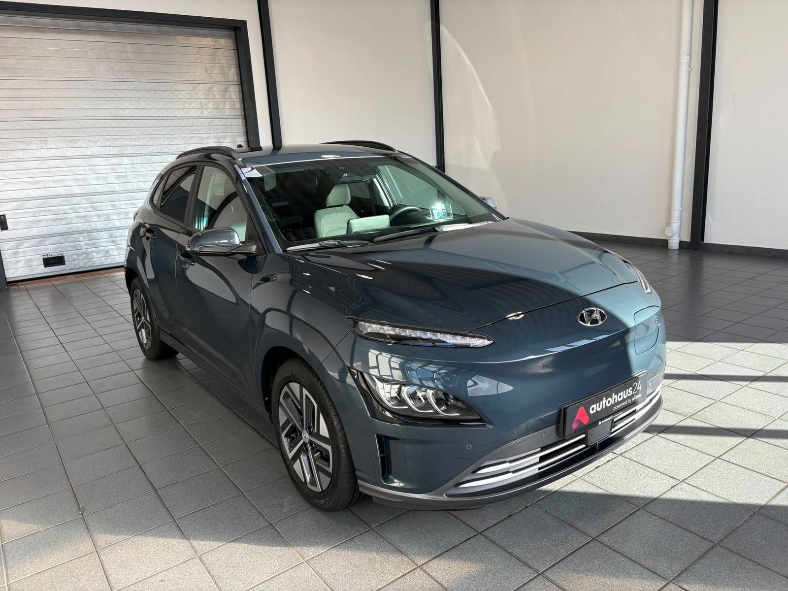 Hyundai Kona SUV / Crossover / Geländewagen HYUNDAI Kona ELEKTRO 150kW Sports Utility Vehicle #1