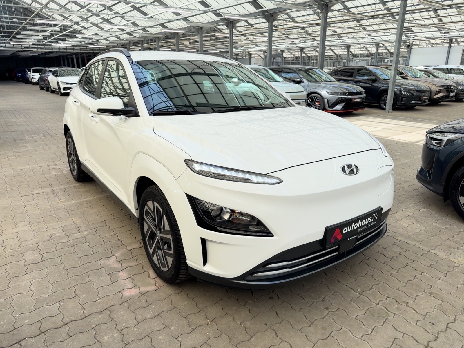 Hyundai Kona SUV / Crossover / Geländewagen HYUNDAI Kona ELEKTRO 100kW Sports Utility Vehicle #1