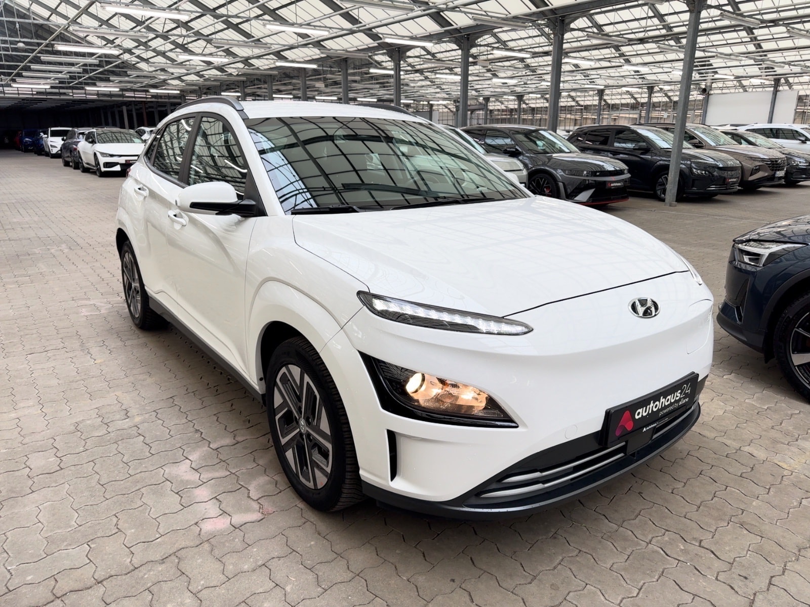 Hyundai Kona SUV / Crossover / Geländewagen HYUNDAI Kona ELEKTRO 100kW Sports Utility Vehicle #1