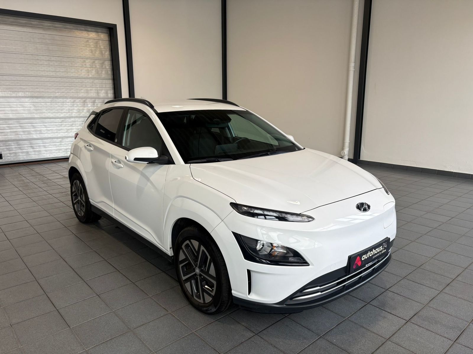 Hyundai Kona SUV / Crossover / Geländewagen HYUNDAI Kona ELEKTRO 100kW Sports Utility Vehicle #1