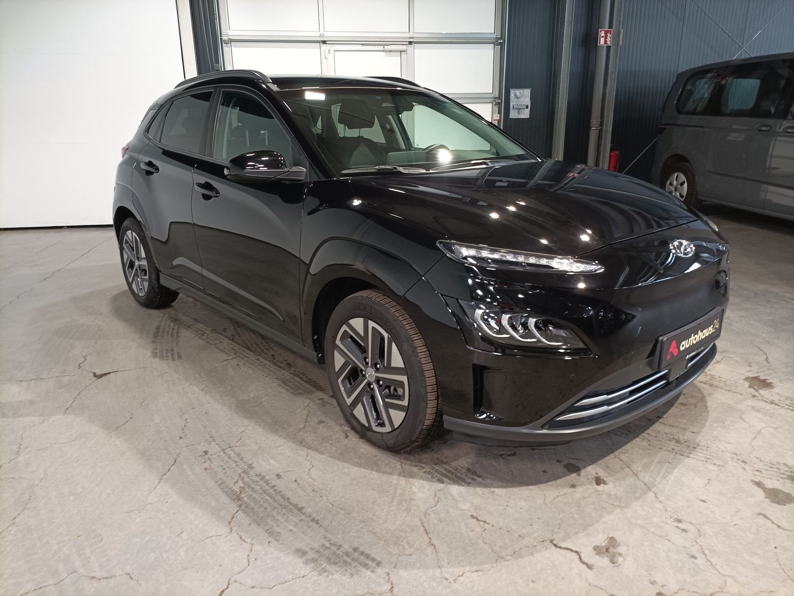 Hyundai Kona SUV / Crossover / Geländewagen HYUNDAI Kona ELEKTRO 100kW Sports Utility Vehicle #1