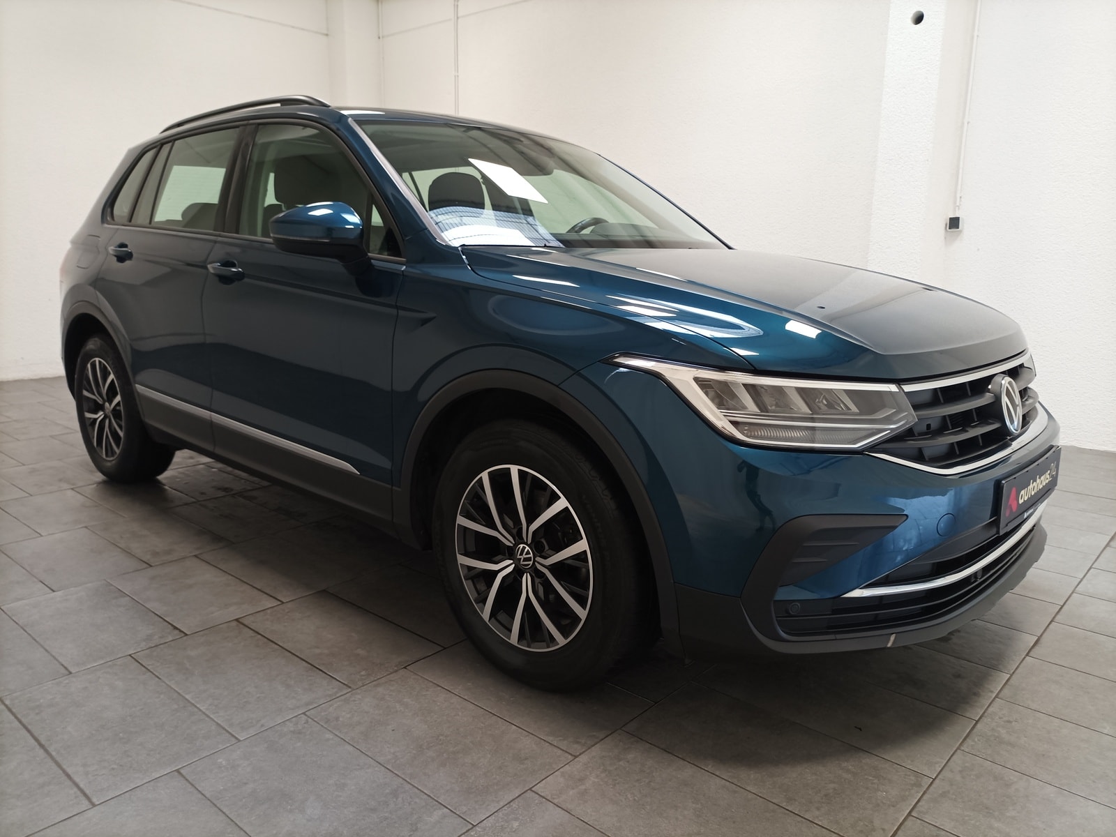 Volkswagen Tiguan SUV / Crossover / Geländewagen VOLKSWAGEN Tiguan 2.0 TDI SCR Sports Utility Vehicle #1