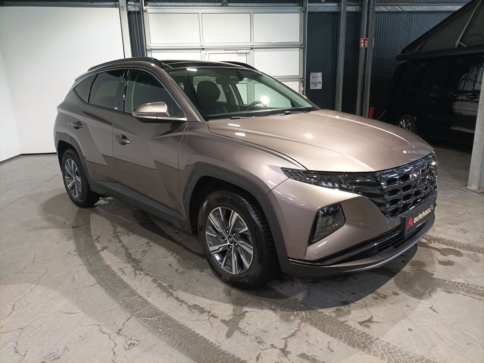 Hyundai Tucson SUV / Crossover / Geländewagen HYUNDAI Tucson 1.6 T-GDI 132kW 48V Select Sports Utility Vehicle #1