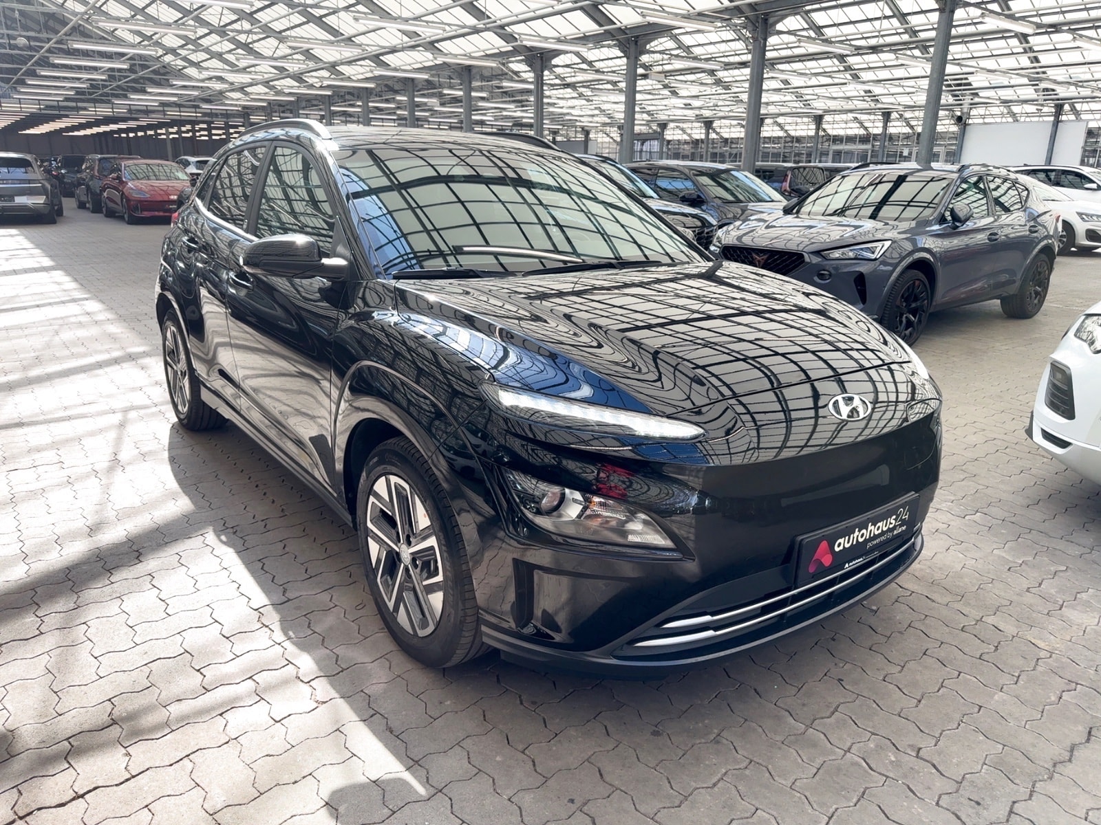Hyundai Kona SUV / Crossover / Geländewagen HYUNDAI Kona ELEKTRO 100kW Sports Utility Vehicle #1