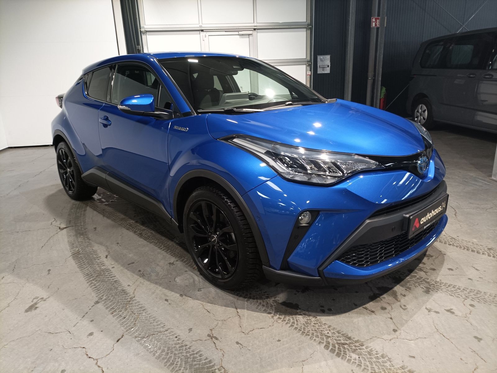 Toyota C-HR SUV / Crossover / Geländewagen TOYOTA C-HR 2.0-l-VVTi Hybrid Business Edition Sports Utility Vehicle #1