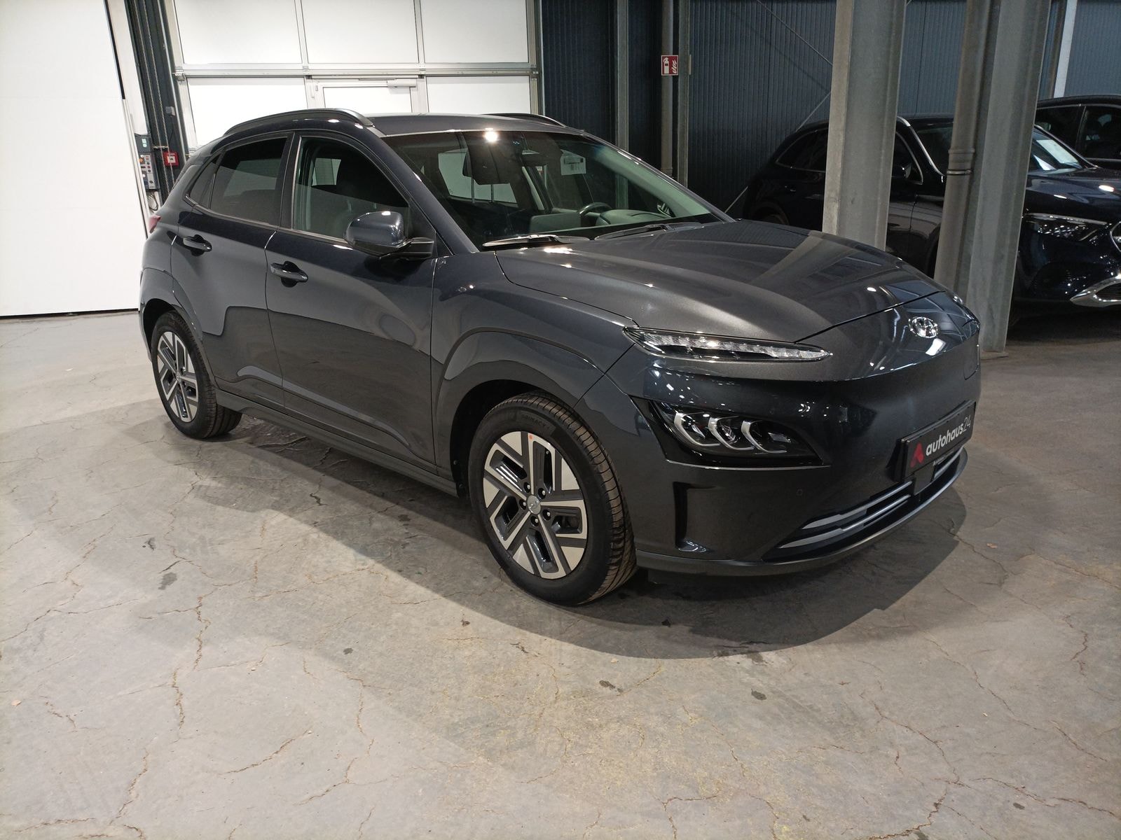 Hyundai Kona SUV / Crossover / Geländewagen HYUNDAI Kona ELEKTRO 150kW Sports Utility Vehicle #1