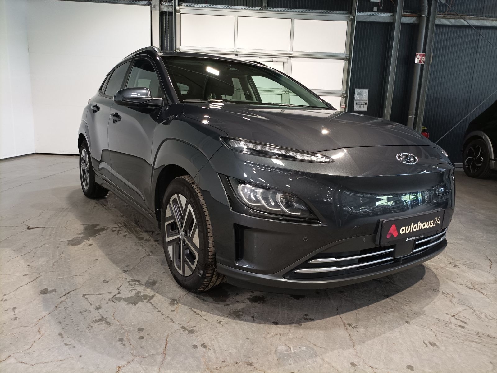 Hyundai Kona SUV / Crossover / Geländewagen HYUNDAI Kona ELEKTRO 100kW Sports Utility Vehicle #1