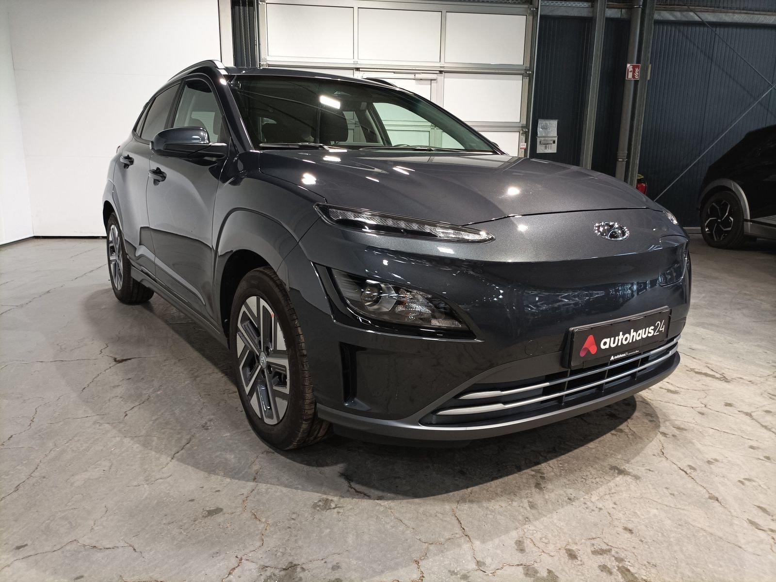 Hyundai Kona SUV / Crossover / Geländewagen HYUNDAI Kona ELEKTRO 100kW Sports Utility Vehicle #1