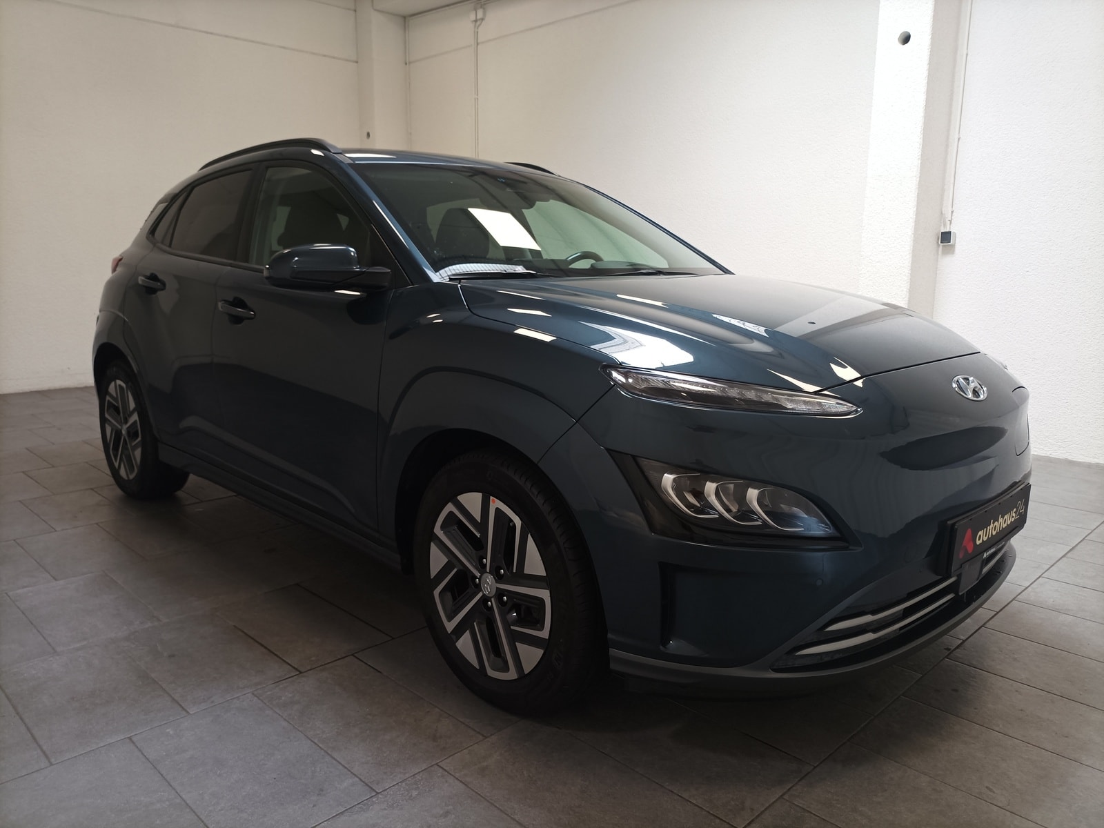Hyundai Kona SUV / Crossover / Geländewagen HYUNDAI Kona ELEKTRO 150kW Select-Paket Sports Utility Vehicle #1