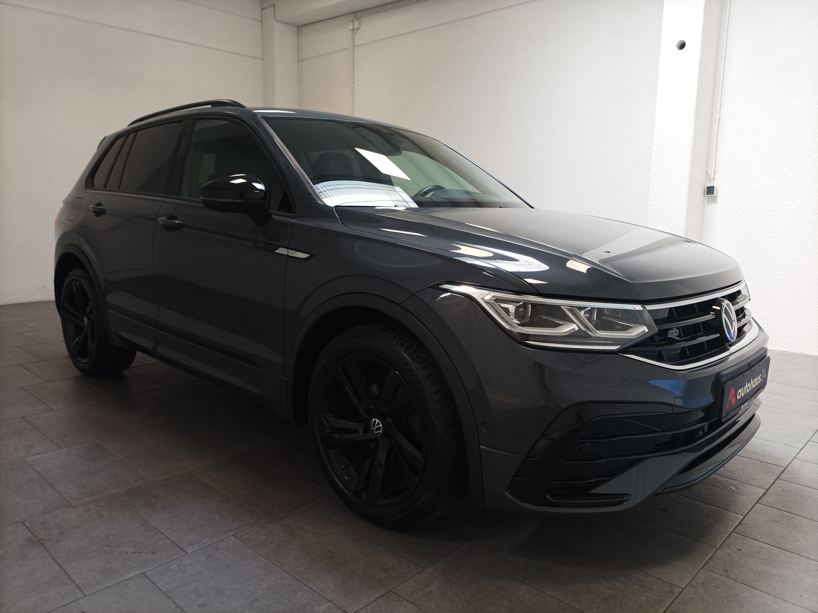 Volkswagen Tiguan SUV / Crossover / Geländewagen VOLKSWAGEN Tiguan 2.0 TDI SCR Sports Utility Vehicle #1