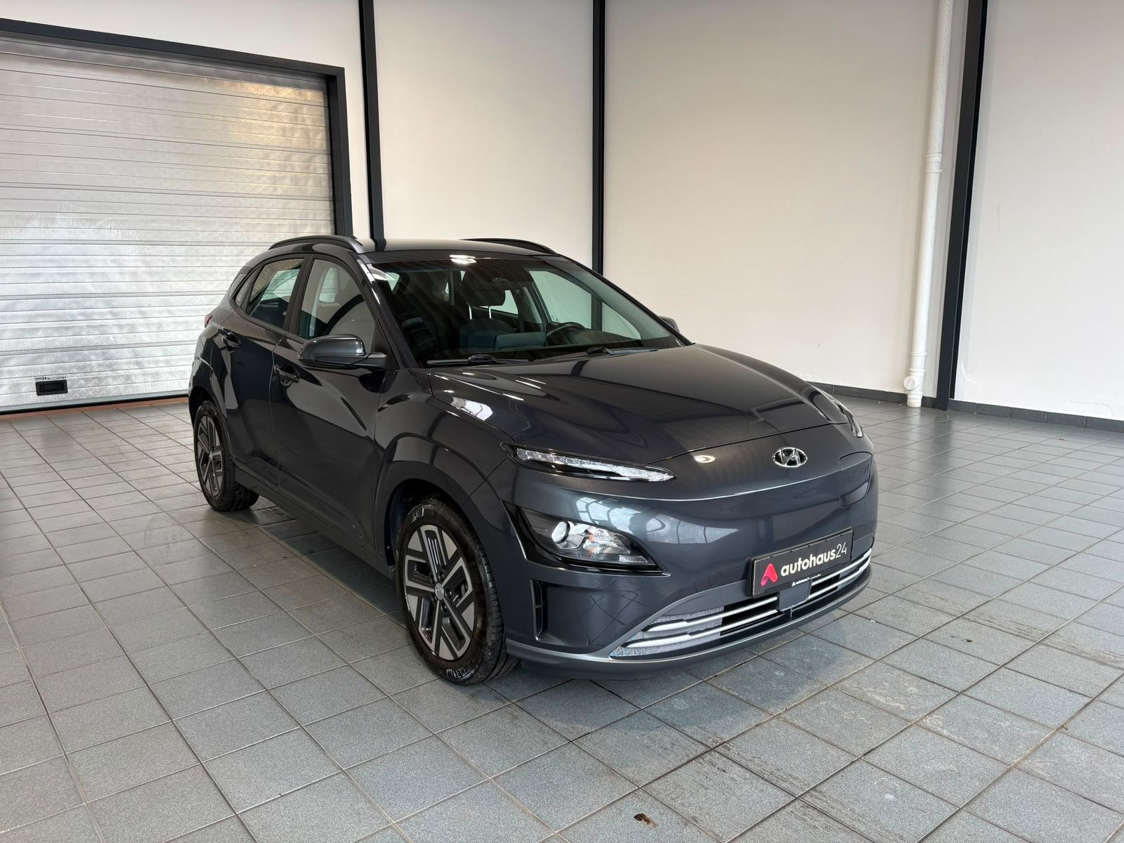 Hyundai Kona SUV / Crossover / Geländewagen HYUNDAI Kona ELEKTRO 150kW Sports Utility Vehicle #1