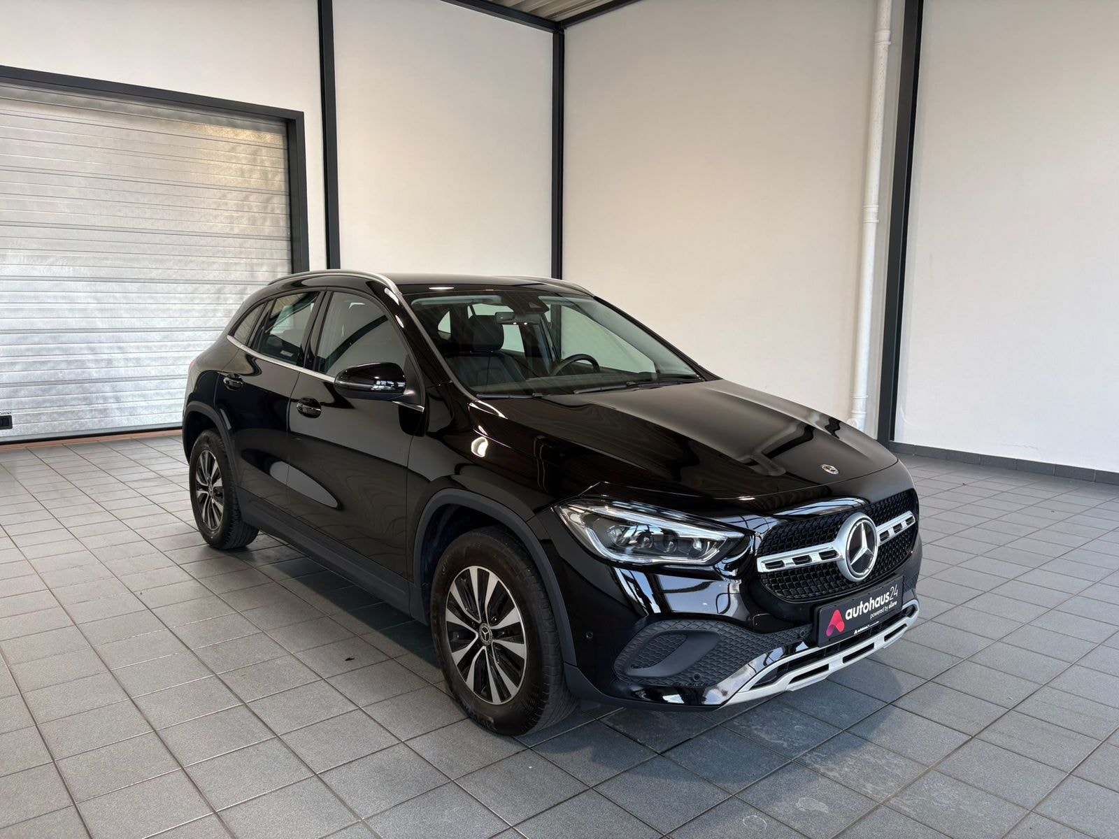 Mercedes-Benz GLA-Klasse SUV / Crossover / Geländewagen MERCEDES GLA GLA 180 d DCT Sports Utility Vehicle #1