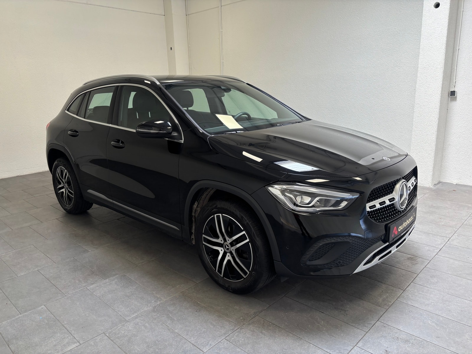 Mercedes-Benz GLA-Klasse SUV / Crossover / Geländewagen MERCEDES GLA GLA 200 4MATIC DCT Sports Utility Vehicle #1