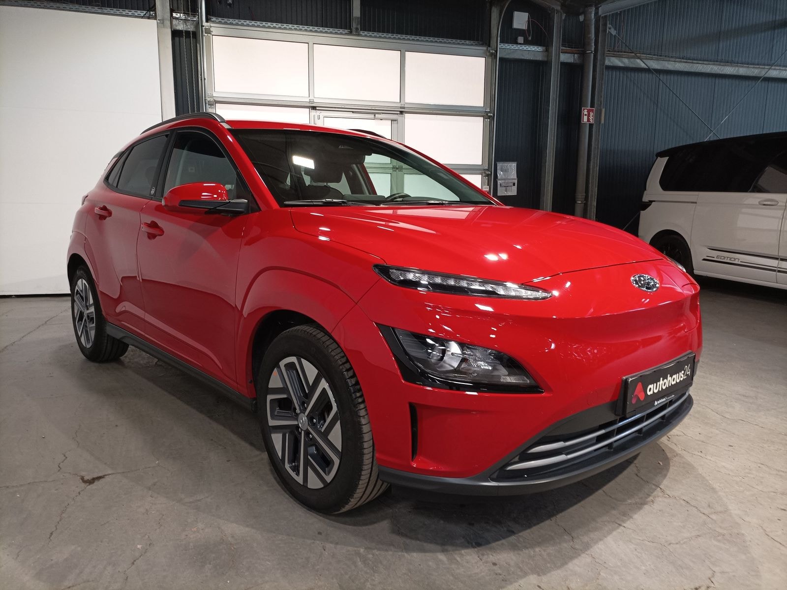 Hyundai Kona SUV / Crossover / Geländewagen HYUNDAI Kona ELEKTRO 100kW Sports Utility Vehicle #1