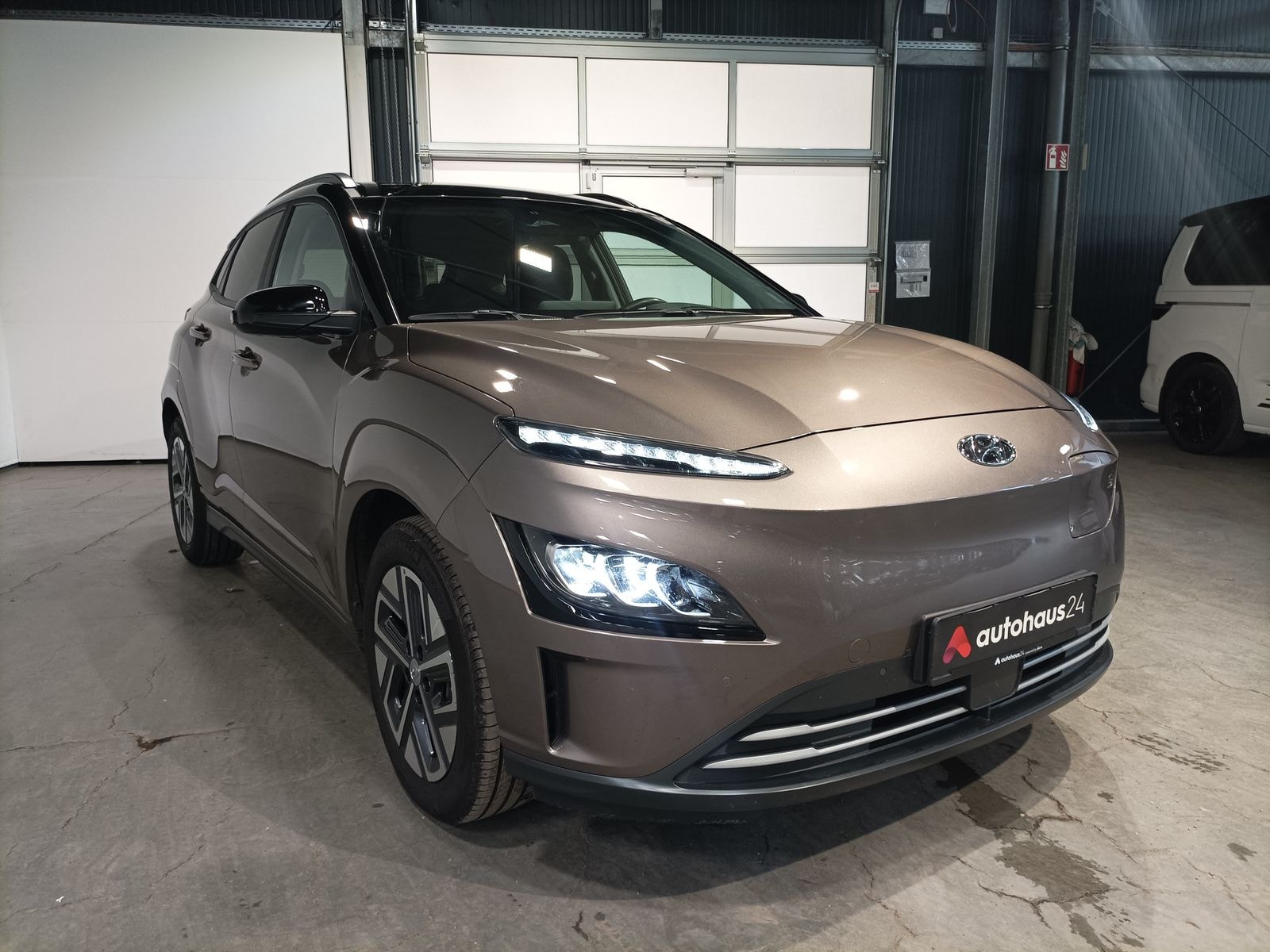 Hyundai Kona SUV / Crossover / Geländewagen HYUNDAI Kona ELEKTRO 100kW Sports Utility Vehicle #1