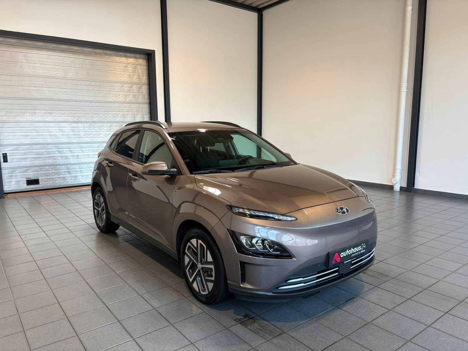 Hyundai Kona SUV / Crossover / Geländewagen HYUNDAI Kona ELEKTRO 100kW Sports Utility Vehicle #1