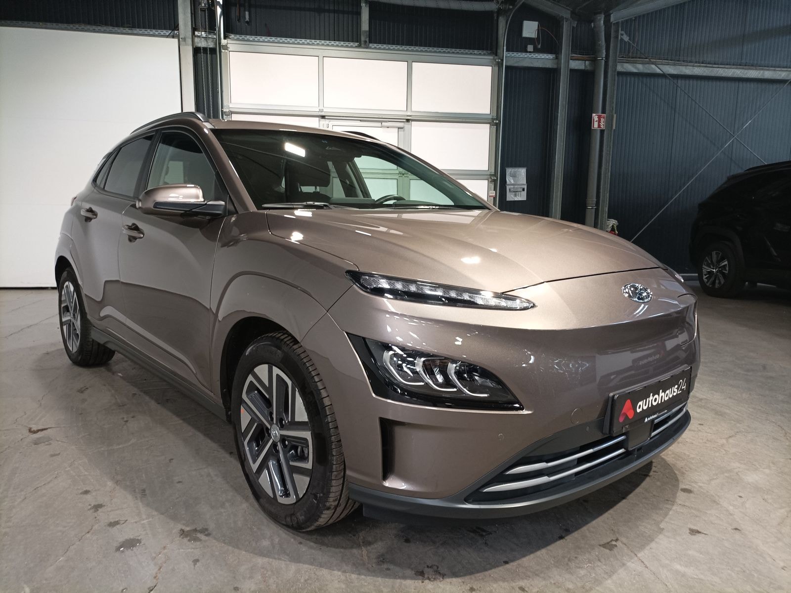 Hyundai Kona SUV / Crossover / Geländewagen HYUNDAI Kona ELEKTRO 150kW Sports Utility Vehicle #1
