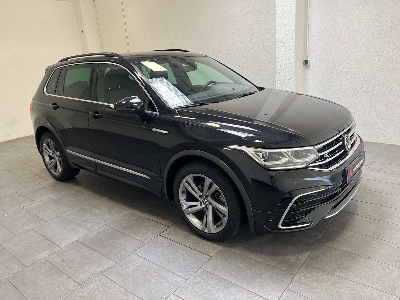 Volkswagen Tiguan SUV / Crossover / Geländewagen VOLKSWAGEN Tiguan 2.0 TDI SCR Sports Utility Vehicle #1