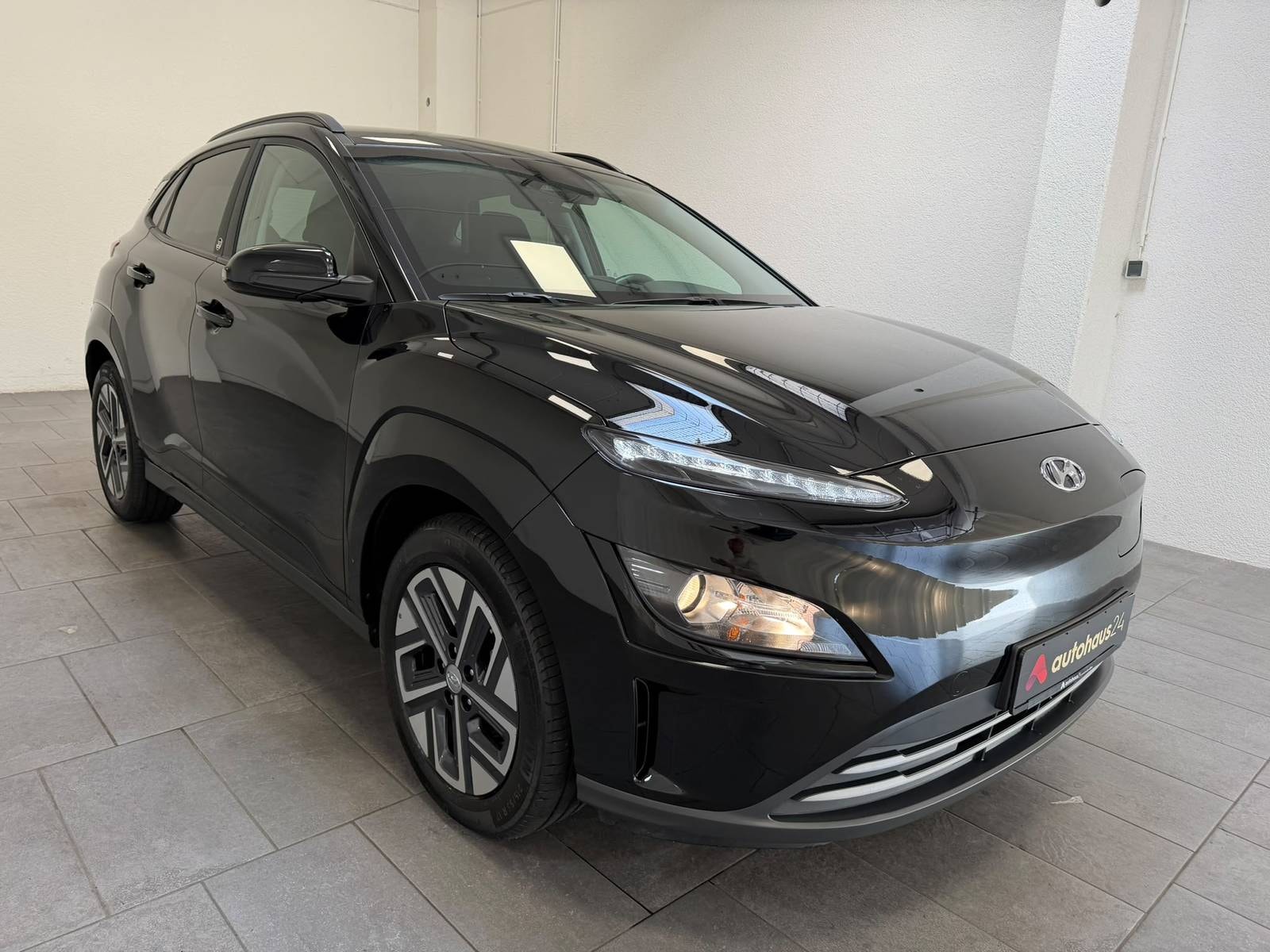 Hyundai Kona SUV / Crossover / Geländewagen HYUNDAI Kona ELEKTRO 100kW Sports Utility Vehicle #1