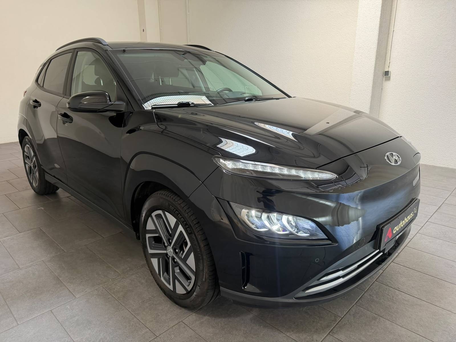 Hyundai Kona SUV / Crossover / Geländewagen HYUNDAI Kona ELEKTRO 100kW Sports Utility Vehicle #1