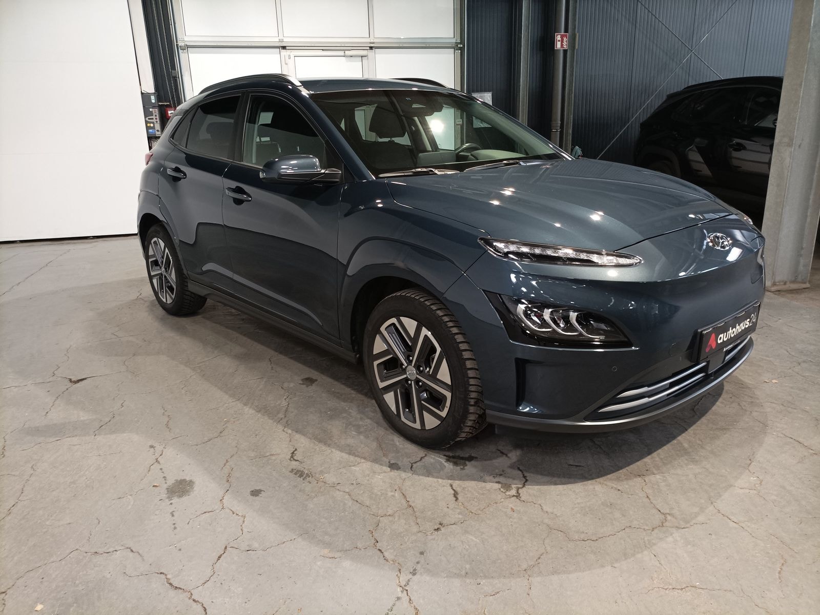 Hyundai Kona SUV / Crossover / Geländewagen HYUNDAI Kona ELEKTRO 100kW Sports Utility Vehicle #1