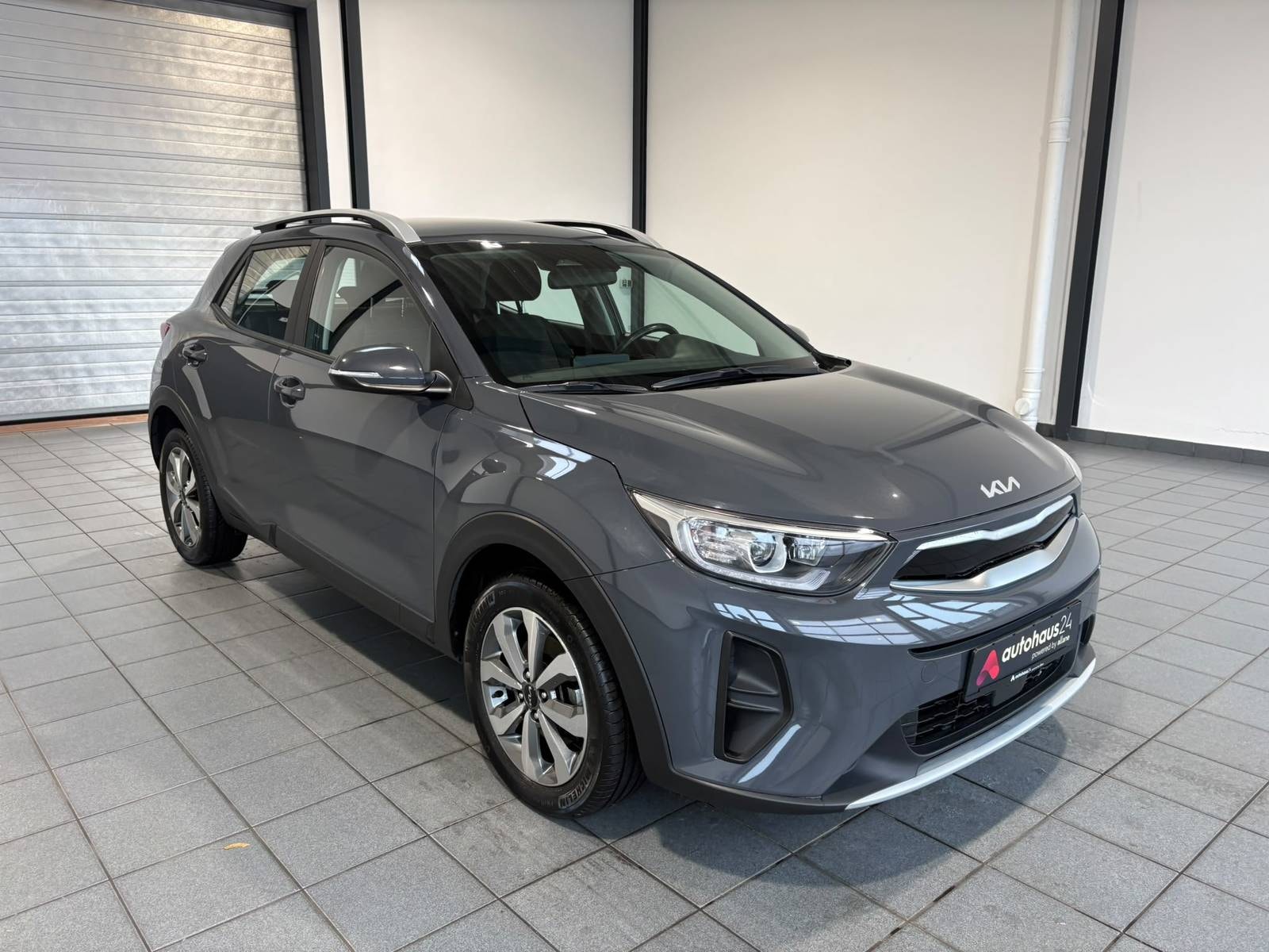 Kia Stonic SUV / Crossover / Geländewagen KIA Stonic 1.2 Vision Sports Utility Vehicle #1