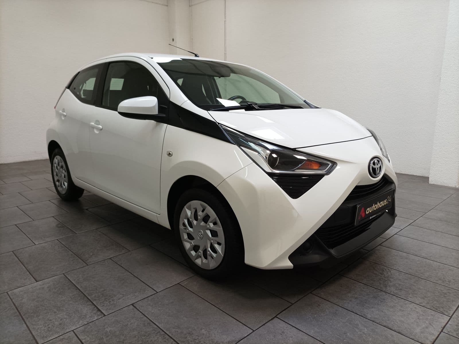 Toyota AYGO Limousine TOYOTA AYGO 1,0-l-VVT-i x-play Kleinstwagen #1