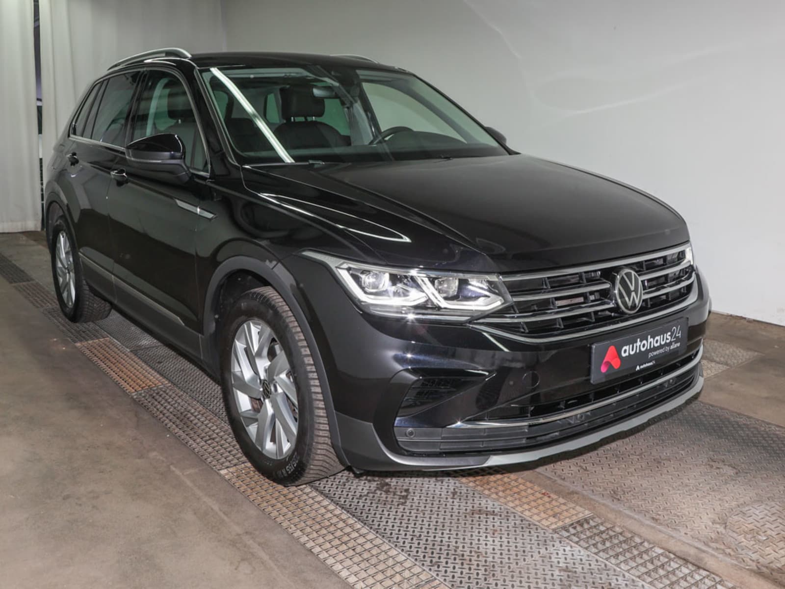 Volkswagen Tiguan SUV / Crossover / Geländewagen VOLKSWAGEN Tiguan 1.5 TSI OPF DSG Elegance Sports Utility Vehicle #1