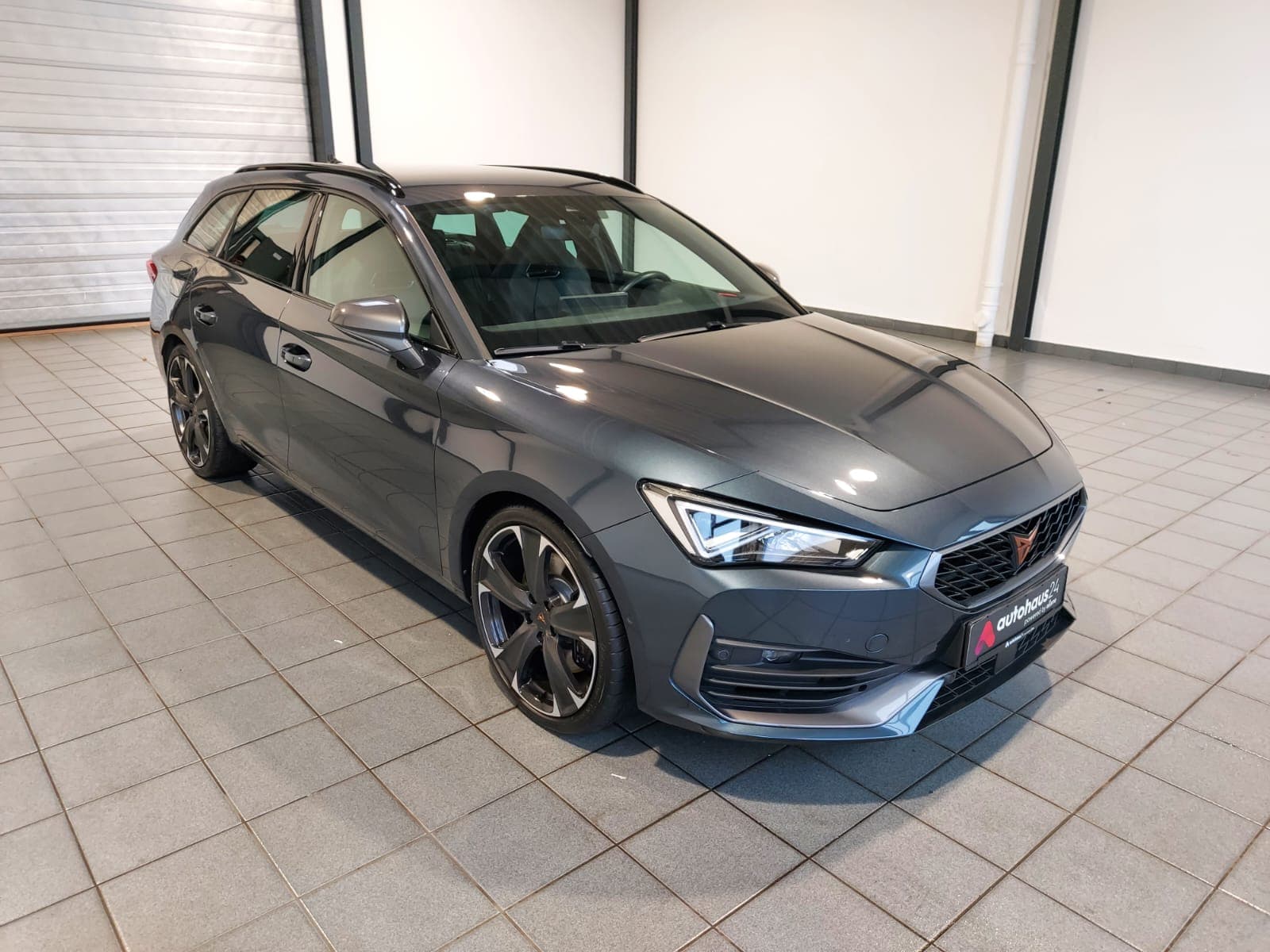 CUPRA Leon Kombi CUPRA Leon 2.0 TSI 228kW VZ 4Drive DSG Sportstourer Kombi #1