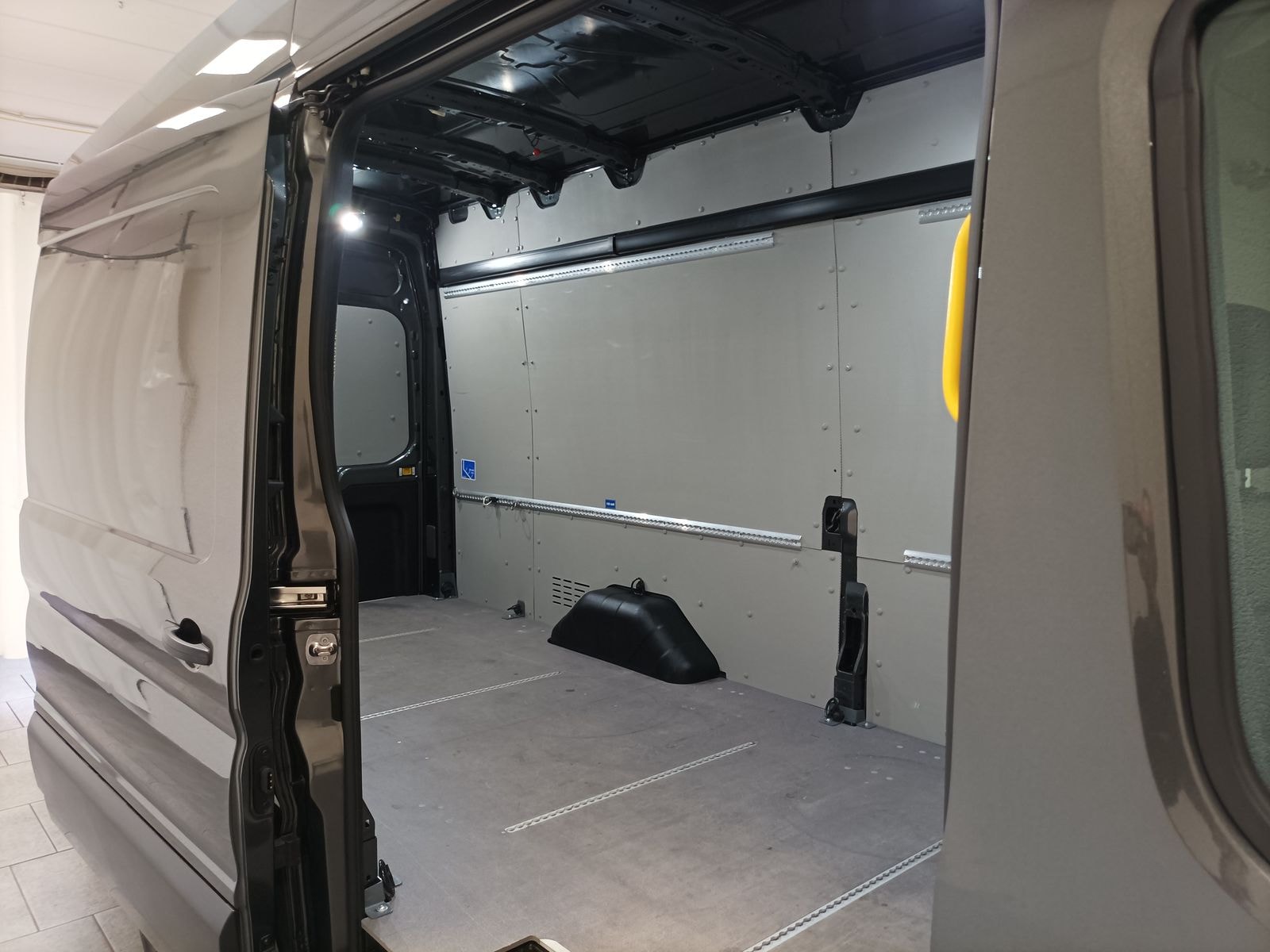 Ford Transit Transporter Transit FT 350 (TTS) 2.0 TDCi DPF 350 L4 RWD (EURO #13