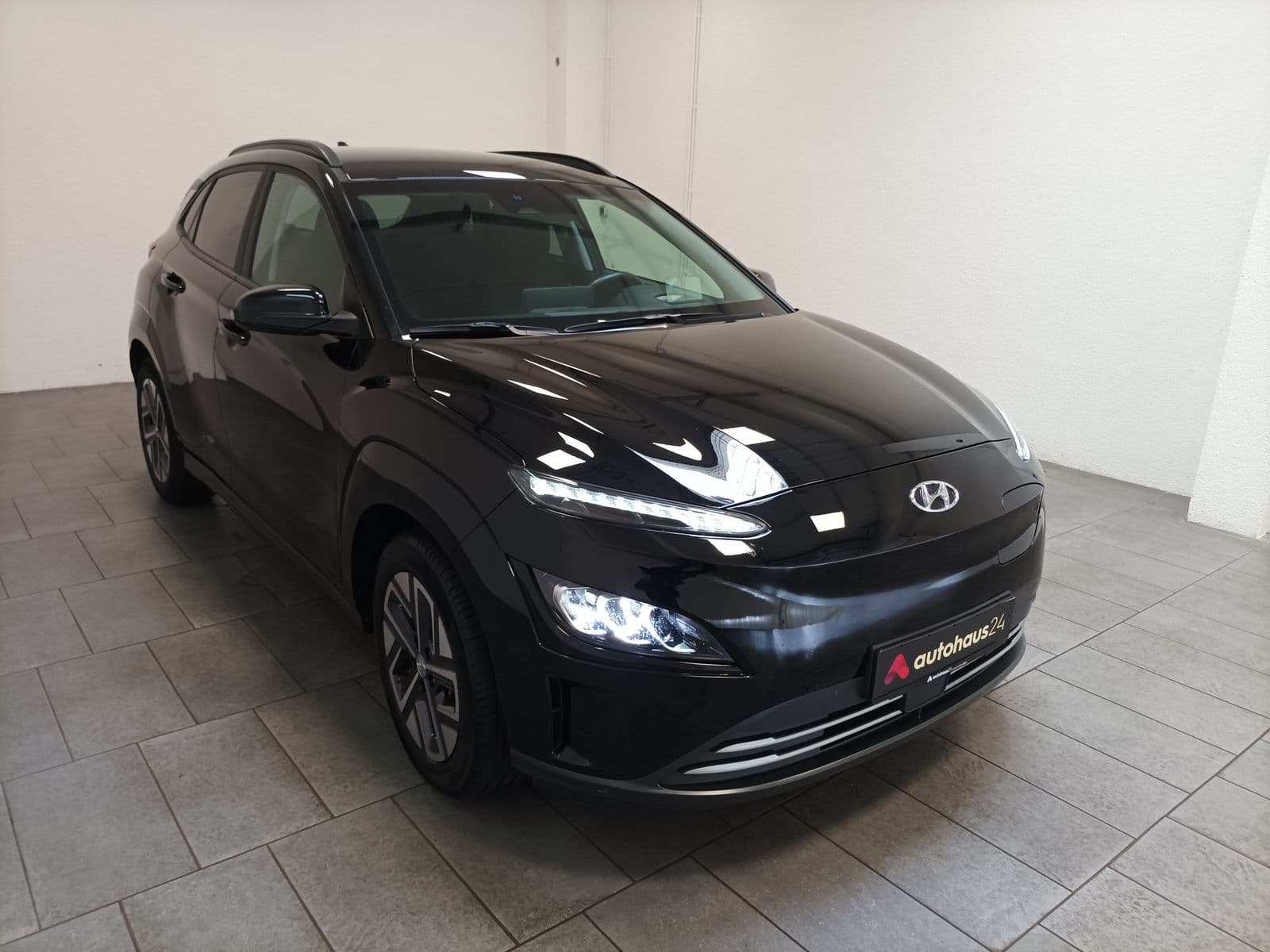 Hyundai Kona SUV / Crossover / Geländewagen HYUNDAI Kona ELEKTRO 100kW Sports Utility Vehicle #1